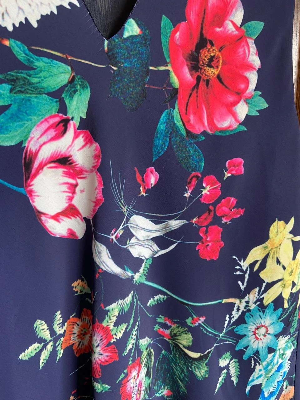 Blusa vaporosa, estampado floral, doble, con forro. Cerezas. Talla L – photo 3